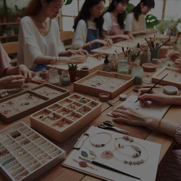 Quels sont les effets de la participation à des ateliers de fabrication de bijoux sur la motricité fine et la relaxation ?